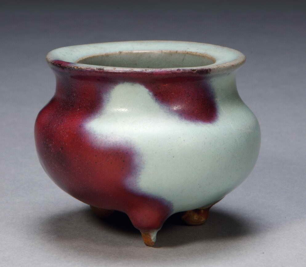 C1148北宋-金鈞窯天藍釉紫紅斑三足爐(高6.8口徑7.4足距3釐米)-北京故宮藏1.jpg