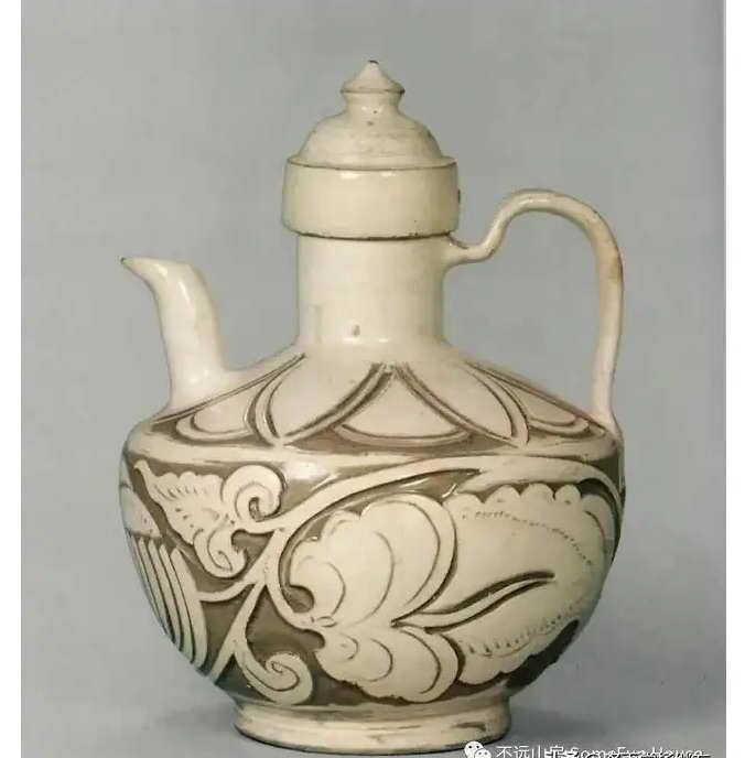 C1152北宋登封窯白釉剔花執壺-東京國立博物館藏.jpg
