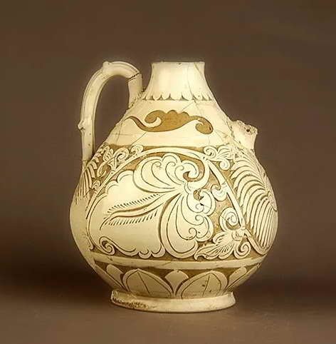 C1152北宋白釉剔花牡丹紋執壺-登封窯陶瓷博物館.jpg