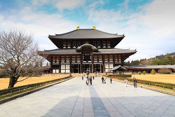 奈良東大寺。世界上最大的木結構建築和世界遺產shutterstock_130055684.jpg