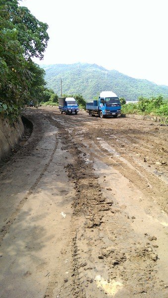 古士道路泥濘的路面