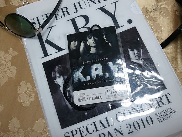 101119 65 twitter.jpg