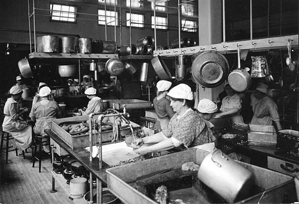 Central_kitchen_at_University_of_Wisconsin.jpg