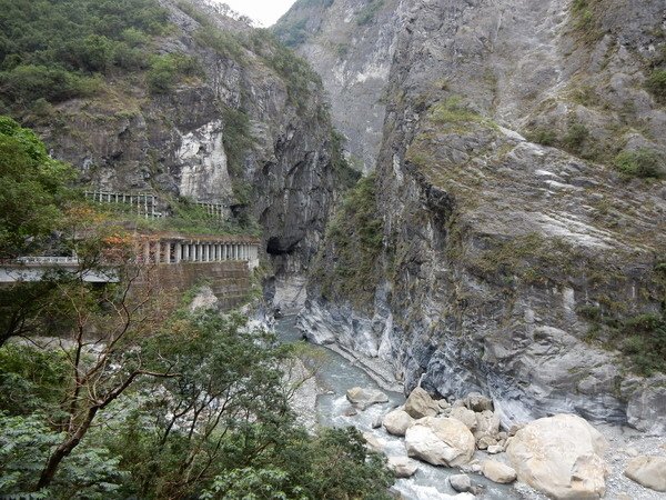 【旅遊】花蓮太魯閣燕子口步道  欣賞獨特的壺穴景緻 2017