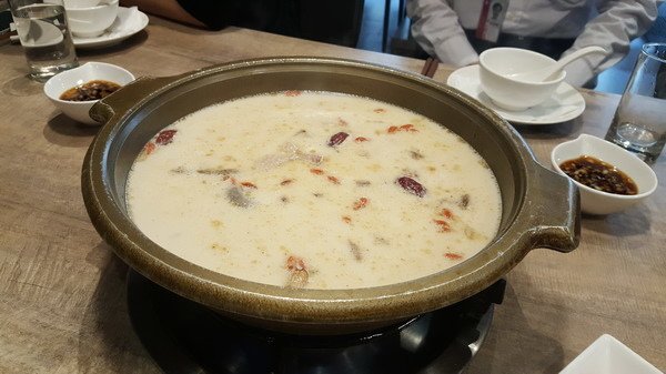 【美食/部門慶生】台北大安/火鍋106-粵式豬肚煲鍋｜鍋底湯