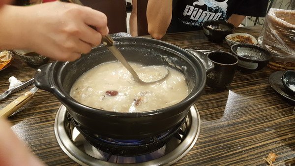 【美食】台北松山/十二籃粥火鍋&lt;敦北店&gt; 享受專人煮鍋服務 