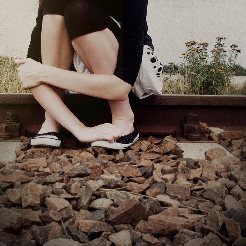 girl,legs,lost,shoes,tracks,train-e20ed2248559e3e110238e31f5ba168d_h.jpg