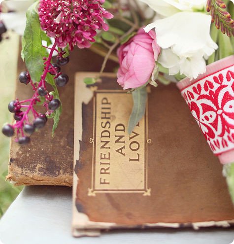 book,flowers,books,chic,decor,shabby-2d6d562972551c7052936e65f1bd44f1_h.jpg