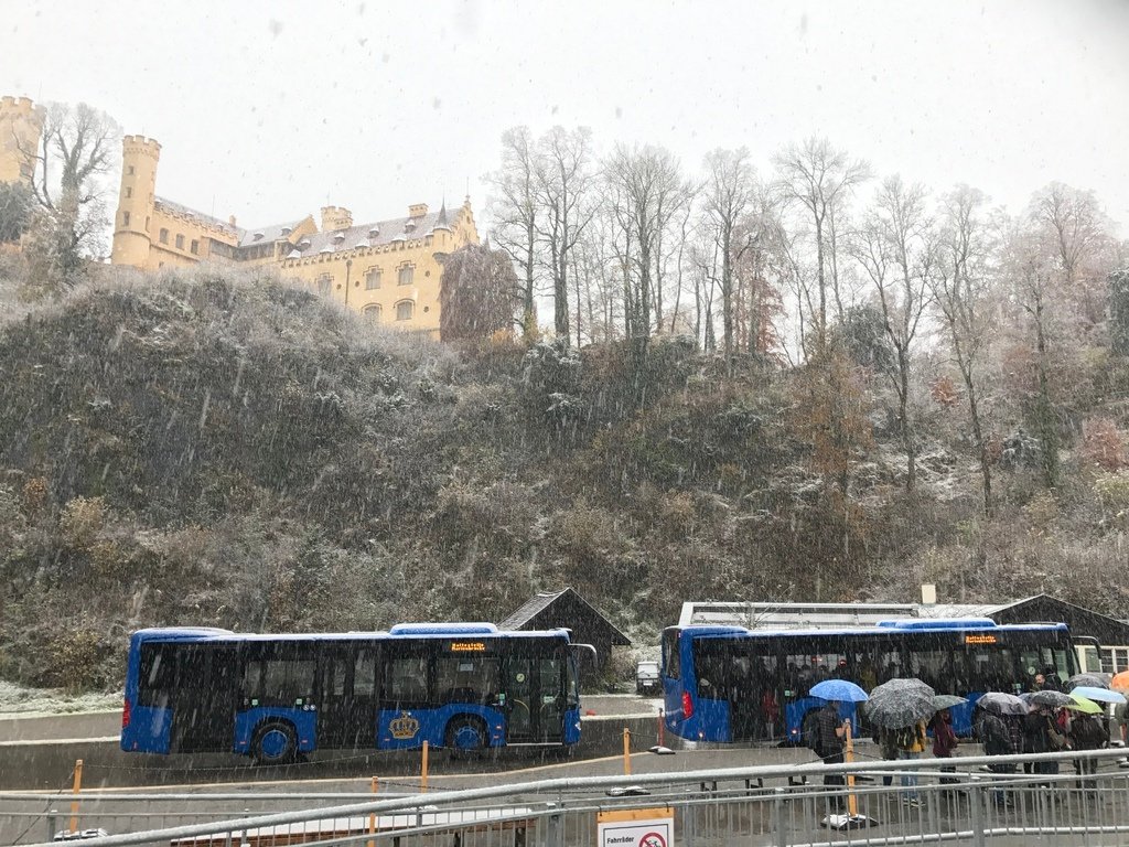 20161106 (28) 弗森小鎮的巴士站 [上方的建築物是高天鵝堡 (Hohenschwangau)].JPG