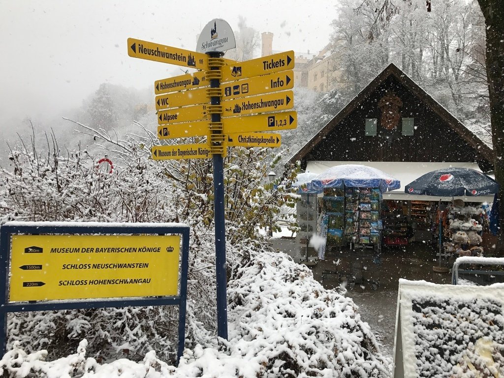 20161106 (29) 弗森小鎮 [上方的建築物是高天鵝堡 (Hohenschwangau)].JPG