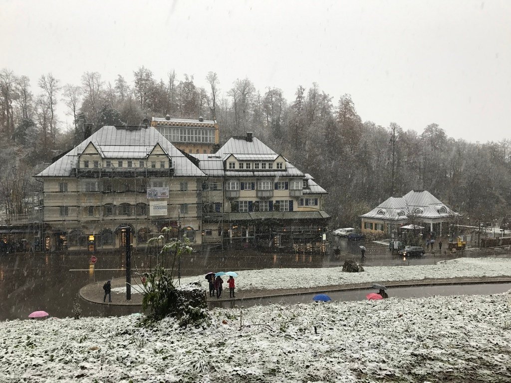 20161106 (32) 高天鵝堡謬勒旅館 (Hotel Muller Hohenschwangau) [高天鵝堡就位於旅館後方的小山頭上].JPG