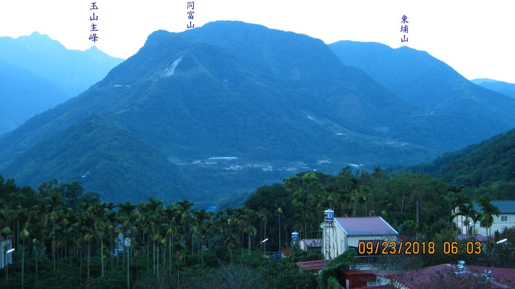 20180923 (16A) 由達芭凱花園民宿的樓頂天台眺望玉山群峰(北北峰-北峰-主峰)%26;同富山-東埔山.JPG