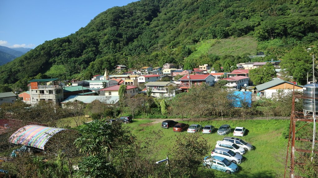 20180923 (27) 由達芭凱花園民宿的樓頂天台眺望望鄉部落.JPG