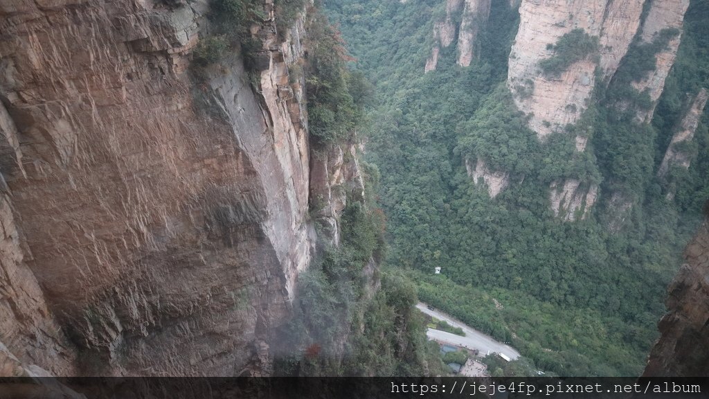 20190925 (646) 由百龍電梯眺望下方的山景 [袁家界風景區].JPG