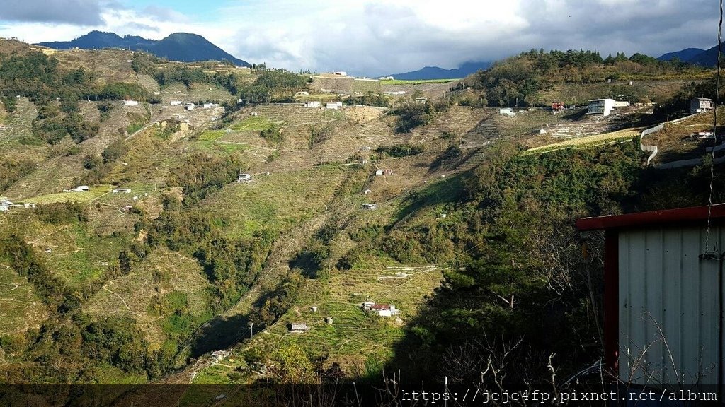 20151231 (133) 台7甲線59.1Km處 [由環興眺望山景 (中央偏右後方為雲霧遮蔽的部分山影是中央尖山)].JPG