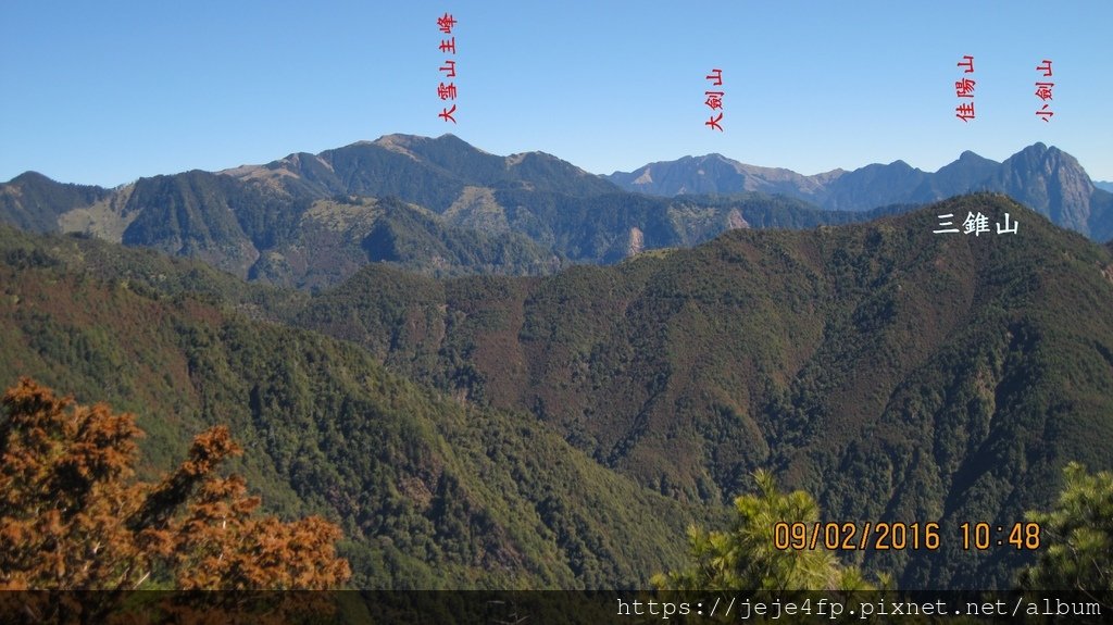 20160209 (120A) 東坑路48km處 [由啞口觀景台眺望東方--志摩山-山-志佳陽山(No 47 H3327m)-大劍山(No 17 H3593m)-佳陽山(No 49 H3313m)-小劍山(No 64 H3253m)].JPG