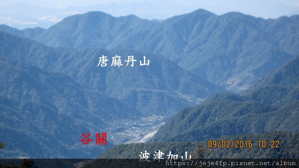 20160209 (136A) 東坑路48km處 [由啞口觀景台眺望左後方的阿冷山(H1540m) %26; 右後方的白毛山(H1522m)--松鶴社區上方為谷關第七雄的唐麻丹山(H1305m)].JPG