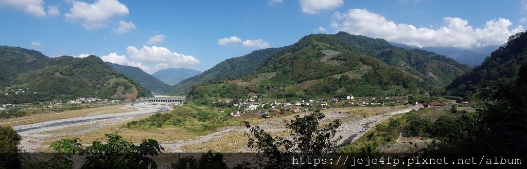 20151108 (36) 東崎道路21Km處 [眺望士林壩%26;背靠雪山坑山(H1360m)西側山麓的桃山部落 (左為大安溪-右為雪山坑溪)].jpg