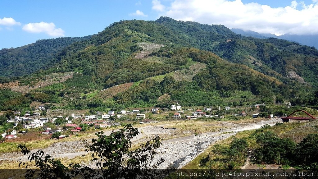 20151108 (38) 東崎道路21.5Km處 [眺望位於雪山坑山(H1360m)西側山麓的桃山部落 (前景為雪山坑溪)].jpg