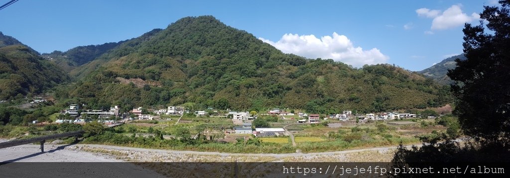 20151108 (45)  大安道路xKm處 [眺望位於千倆山 (H1127m) 山麓的象鼻部落 (苗栗縣泰安鄉象鼻村)].jpg