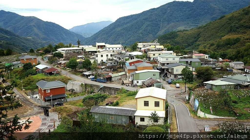 20151122 (2) 苗61道路28Km處 [位於二本松山(H1305m)山麓的天狗部落 (苗栗縣泰安鄉梅園村)--右後方是千倆山 (H1127m)-中央偏左遠後方是 大克山 (H1236m)].jpg