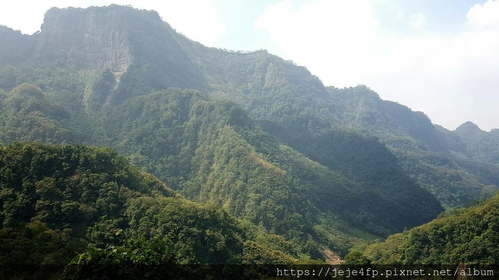 20151003 (10) 中象道路1.1Km處 [眺望細道邦山 (H1064m) 南側的崩壁].jpg