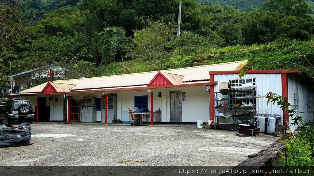 20151003 (20) 中象道路2.5Km處 [中興村出火部落廣場附近的曠野會教堂]].jpg