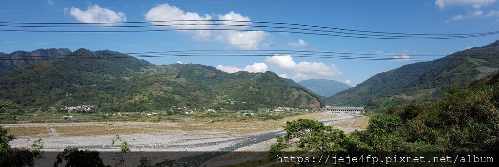 20151108 (34) 東崎道路21Km處 [左遠後方為馬拉邦山(H1406m)--背靠馬拉邦山南峰(H860m)山麓的士林村(蘇魯-中間-士林部落)沿大安溪分佈].jpg