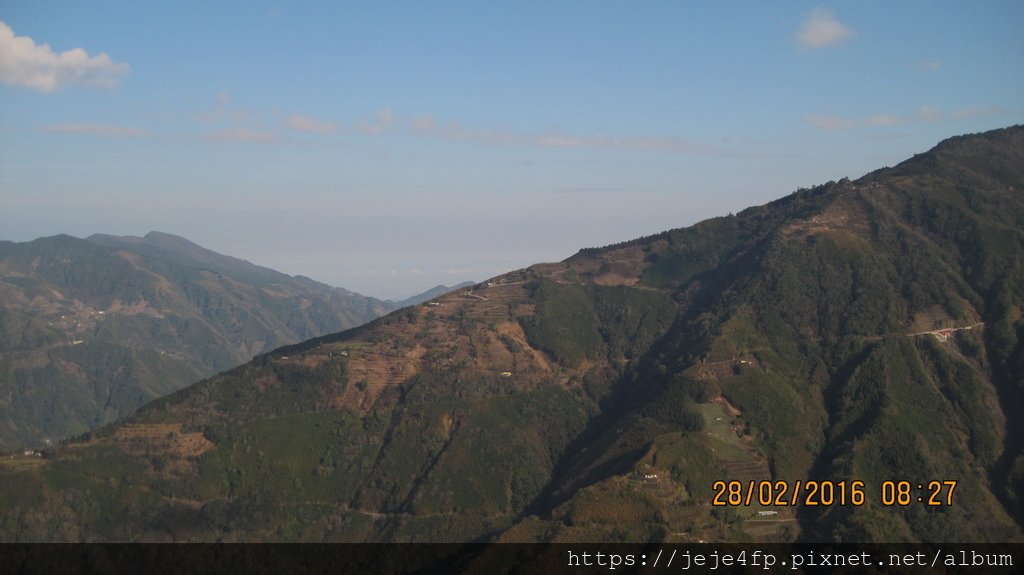 20160228 (42) 大鹿林道14.5Km處 [左側最高的是鵝公髻山][右側山麓上方是霞客羅古道-下方是經過民生部落的民生道路].JPG