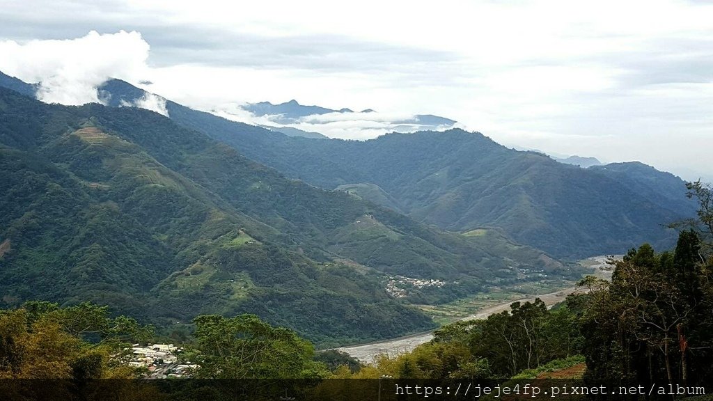 20151122 (4) 司馬限林道xKm處 [眺望天狗%26;大安部落--遠後方為鳶嘴山(H2180m)%26;橫嶺山(H2024m)--鳶嘴山左側的稍來山%26;船形山均為雲霧遮].jpg