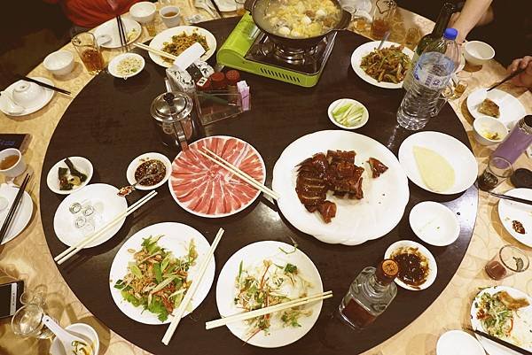 吃完【真福記脆皮烤鴨莊】就會真福氣 台北必吃鍋貼 濃湯入味酸