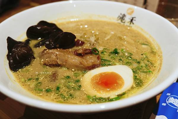 害我減肥破功的拉麵店｜六張犁 滝禾製麵所 清香黑蒜開胃又暖身