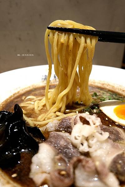 害我減肥破功的拉麵店｜六張犁 滝禾製麵所 清香黑蒜開胃又暖身