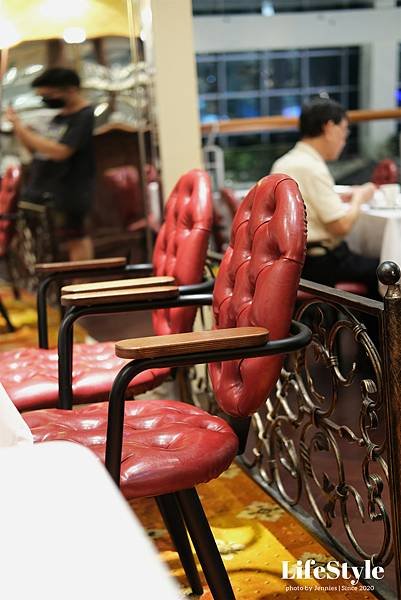 彷彿置身於歐洲小酒館｜SOGO復興館  阿瑪迪斯咖啡館 融入