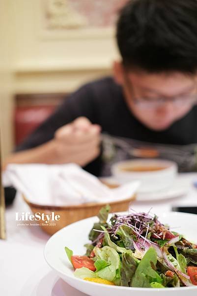 彷彿置身於歐洲小酒館｜SOGO復興館  阿瑪迪斯咖啡館 融入