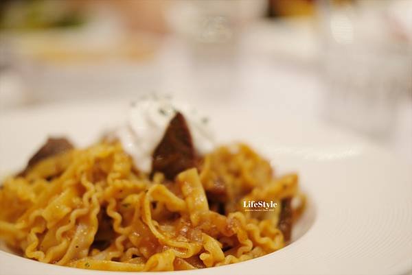 彷彿置身於歐洲小酒館｜SOGO復興館  阿瑪迪斯咖啡館 融入