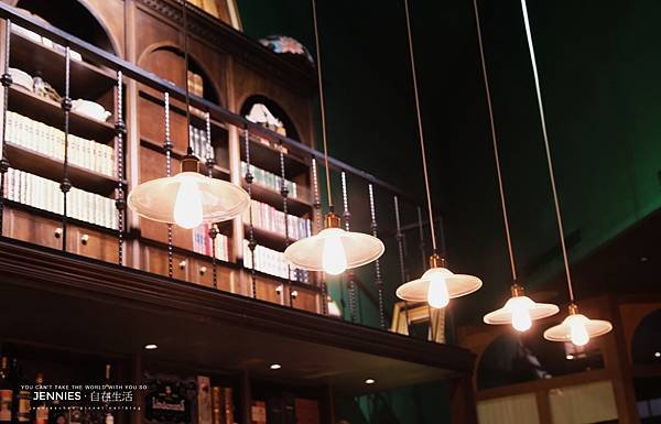 體驗歐洲中古世紀神秘的艾碧斯｜迪化街 Antique Bar