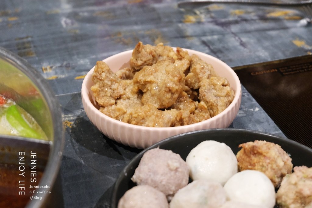 無辣不歡快來挑戰成都四川改良過後的麻辣香鍋鴨｜老撈麻辣火鍋鴛