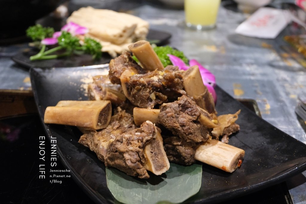 無辣不歡快來挑戰成都四川改良過後的麻辣香鍋鴨｜老撈麻辣火鍋鴛