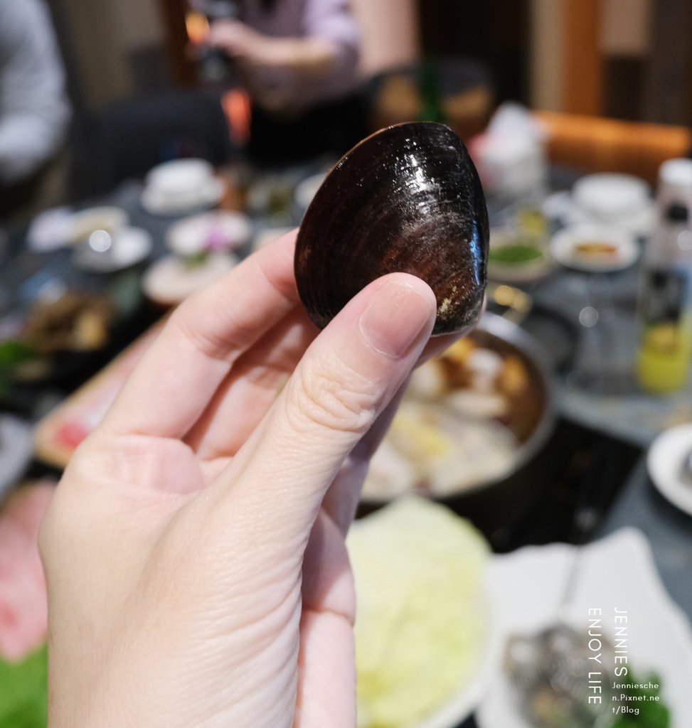 無辣不歡快來挑戰成都四川改良過後的麻辣香鍋鴨｜老撈麻辣火鍋鴛