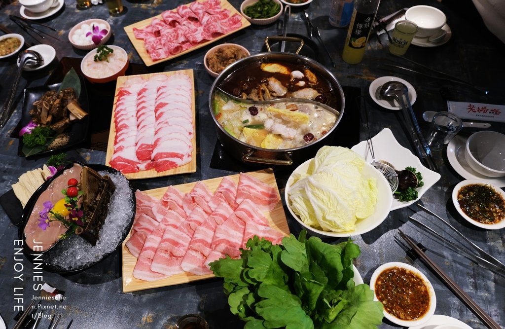 無辣不歡快來挑戰成都四川改良過後的麻辣香鍋鴨｜老撈麻辣火鍋鴛