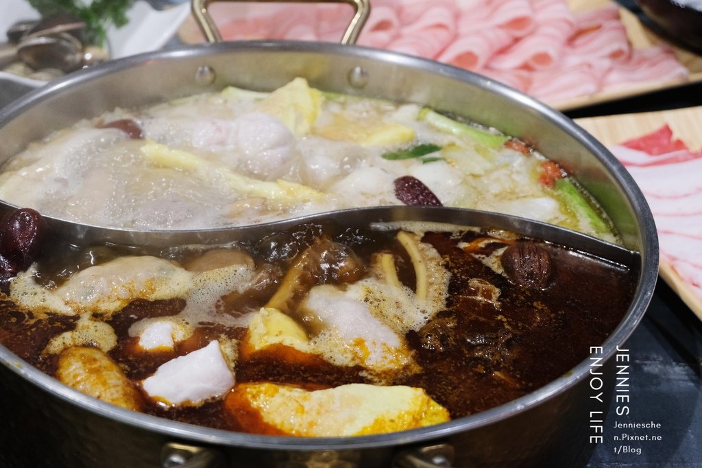無辣不歡快來挑戰成都四川改良過後的麻辣香鍋鴨｜老撈麻辣火鍋鴛