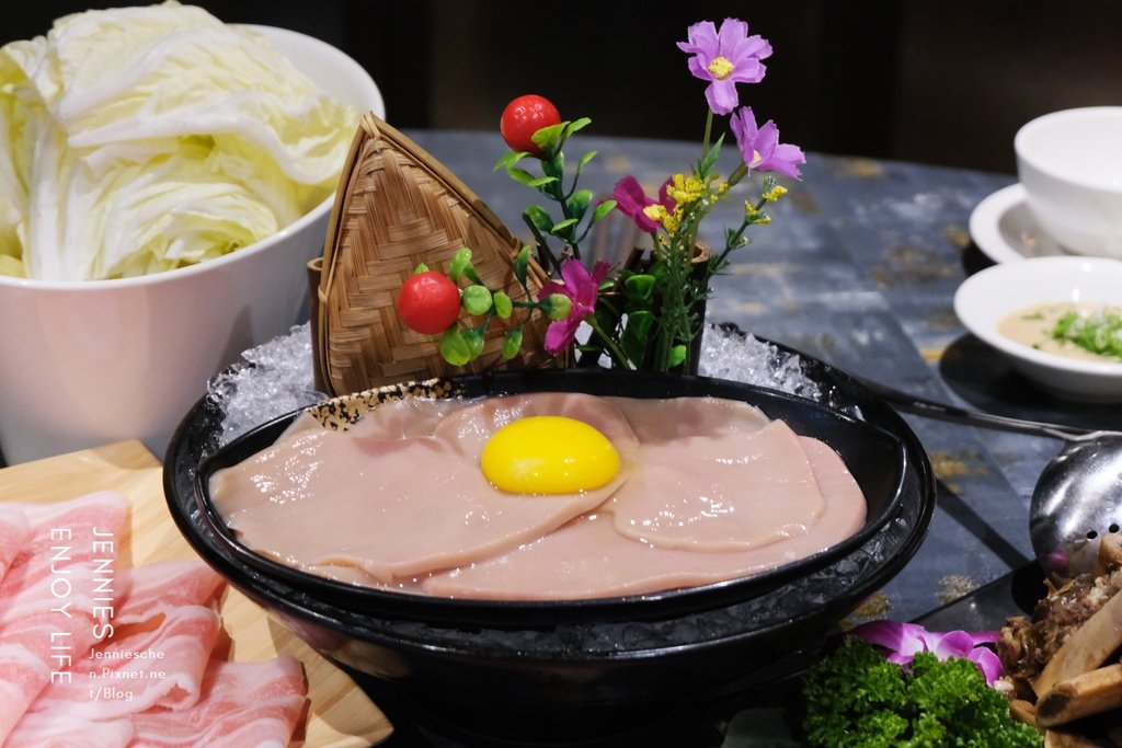 無辣不歡快來挑戰成都四川改良過後的麻辣香鍋鴨｜老撈麻辣火鍋鴛