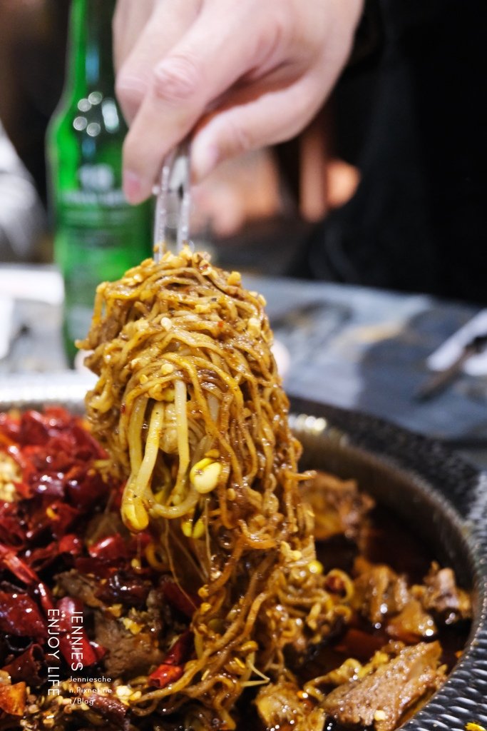 無辣不歡快來挑戰成都四川改良過後的麻辣香鍋鴨｜老撈麻辣火鍋鴛