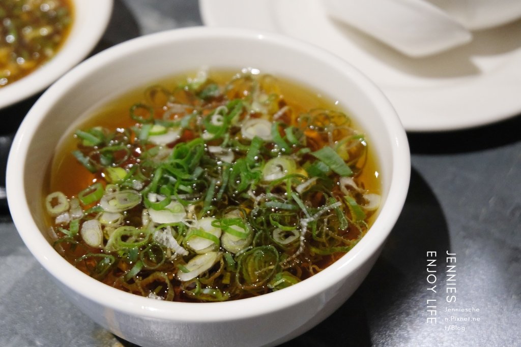 無辣不歡快來挑戰成都四川改良過後的麻辣香鍋鴨｜老撈麻辣火鍋鴛