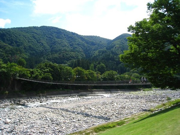 從停車場過橋去合掌村