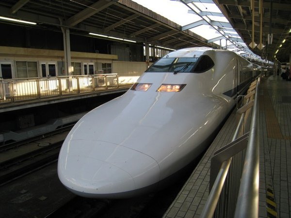 在JR車站照的新幹線車頭，好像鴨嘴獸