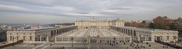 Palacio_Real,_Madrid,_España,_2014-12-27,_DD_15-17_PAN.JPG