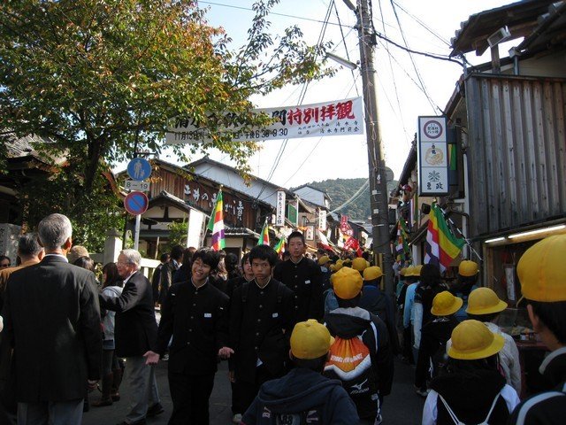 人山人海的日本學生