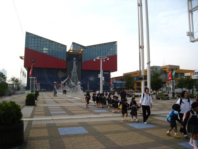 一堆小朋友的海遊館